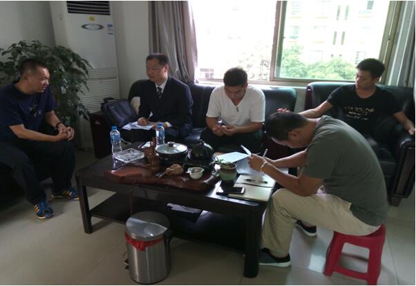 20220727349528 在元阳县移动和车辆主管张笠(左一)进行互换