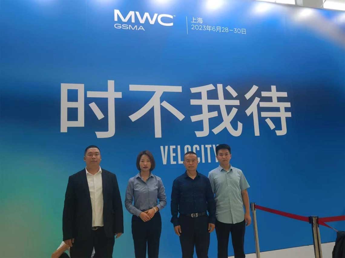 东升国际官网参展四人合影