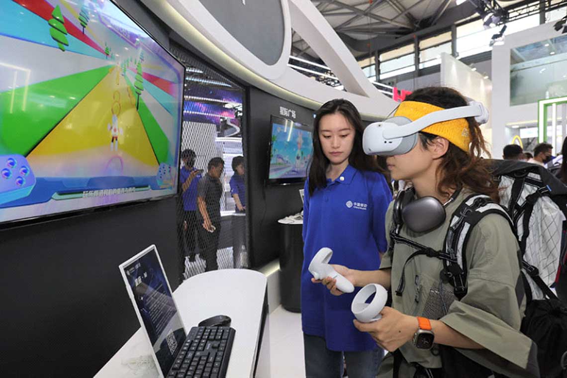 人们在中国移动展台佩带VR智能眼镜进行履历
