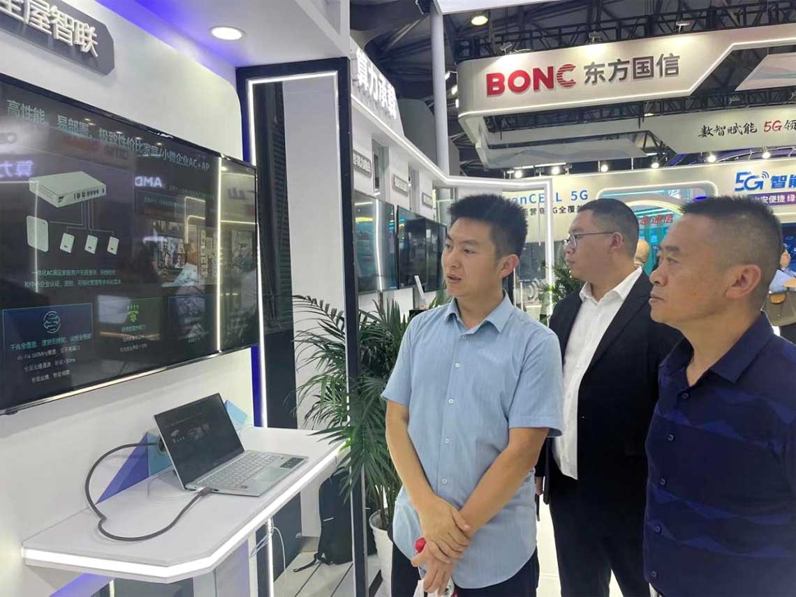 参观全屋智联展区，陈光平进行介绍